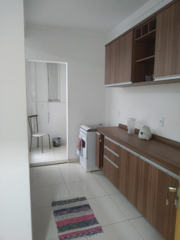 una cocina con encimera y estufa horno superior en Apartamento centro, en Ubá