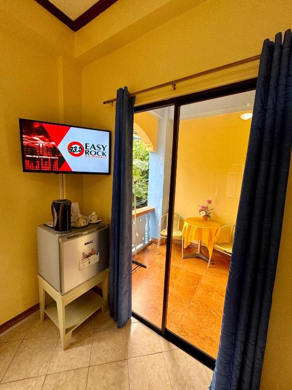 TV a/nebo společenská místnost v ubytování Ocean Breeze Inn