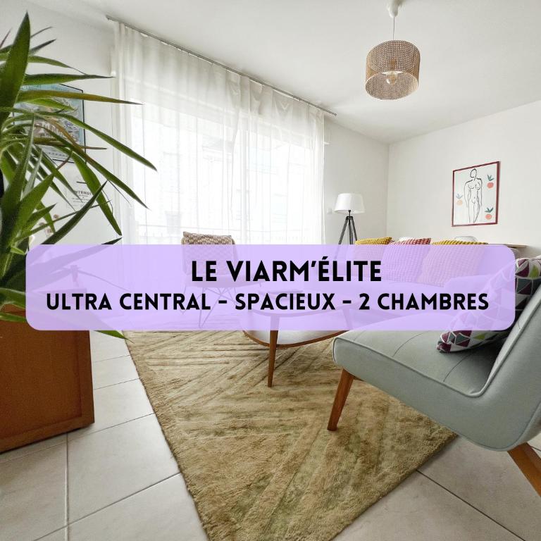 - une couverture violette sur une table dans le salon dans l'établissement Le Viarm'Élite, à Nantes
