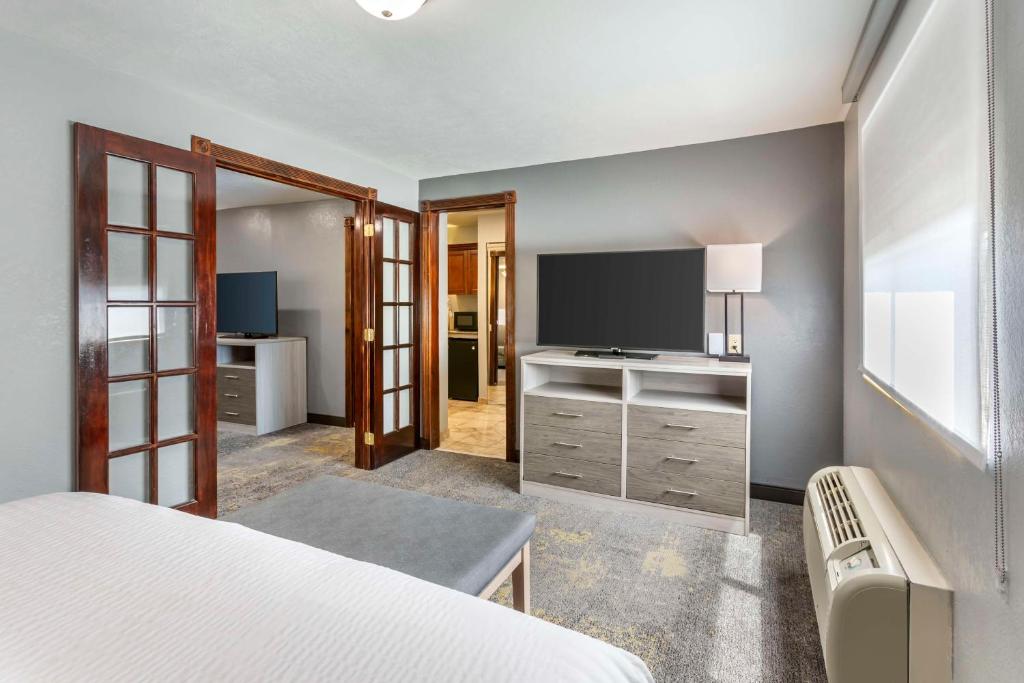 Postel nebo postele na pokoji v ubytování Best Western Plus Weston Inn