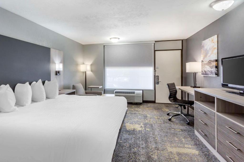 TV a/nebo společenská místnost v ubytování Best Western Plus Weston Inn