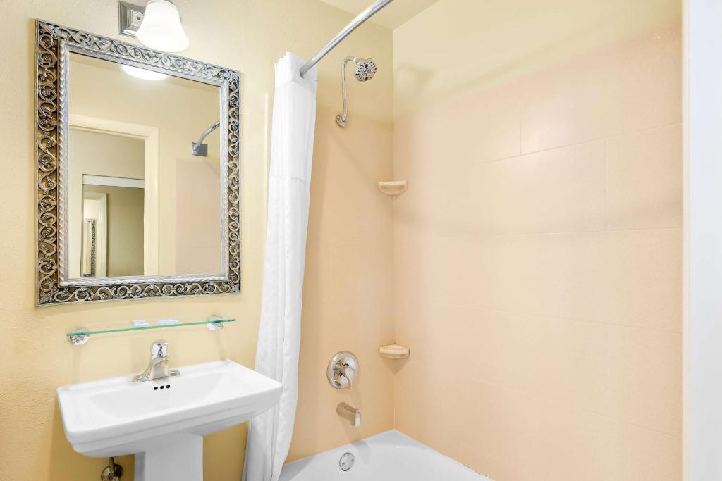 Best Western Coach House photo