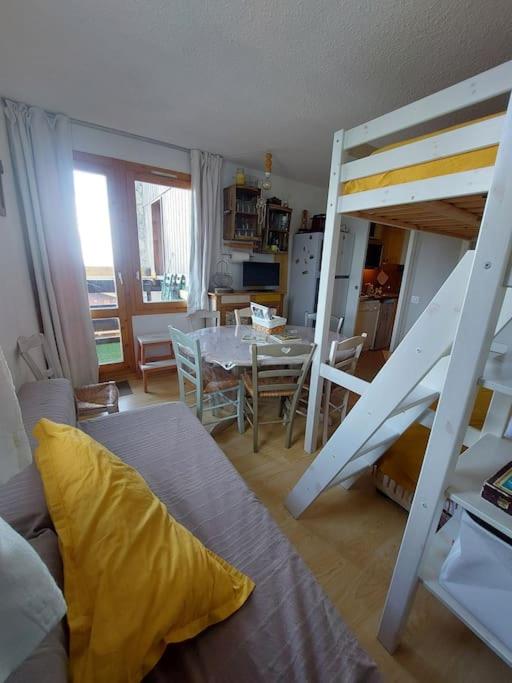 une chambre avec un lit et une salle à manger avec une table dans l'établissement appartement aux coches 6 personnes 1 chambre 23m2 8 couchages, à Les Coches