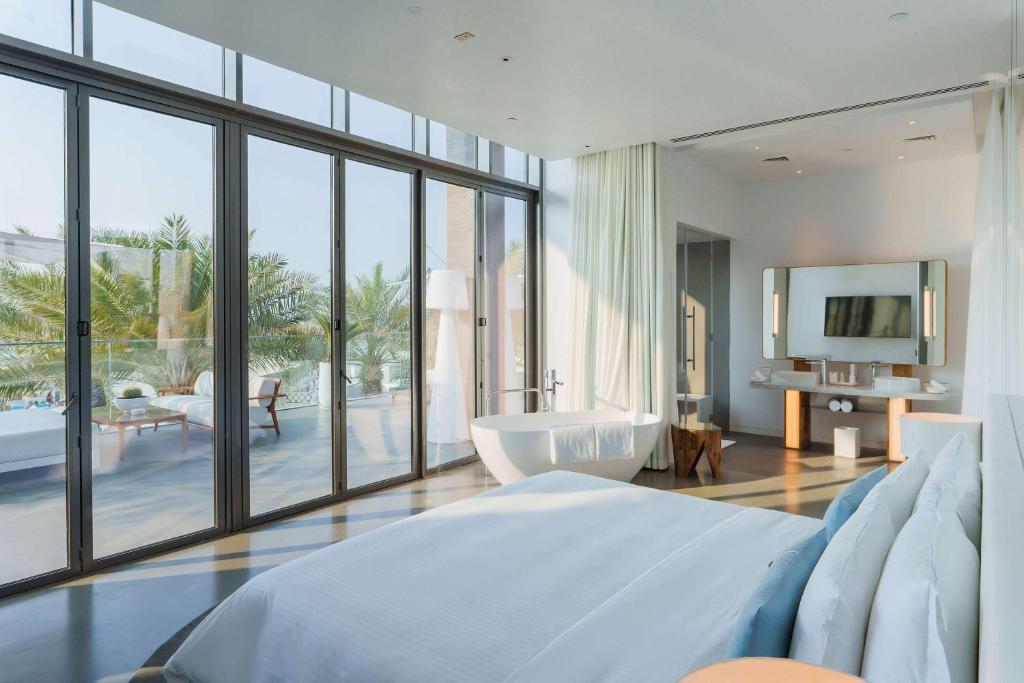 Postel nebo postele na pokoji v ubytování Nikki Beach Resort & Spa Dubai