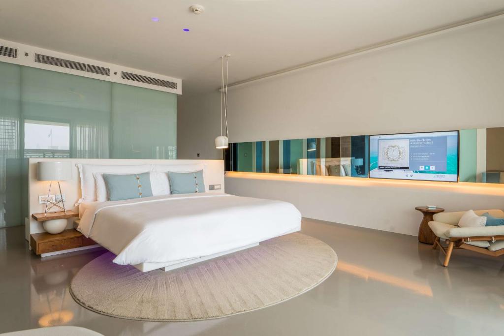 Postel nebo postele na pokoji v ubytování Nikki Beach Resort & Spa Dubai