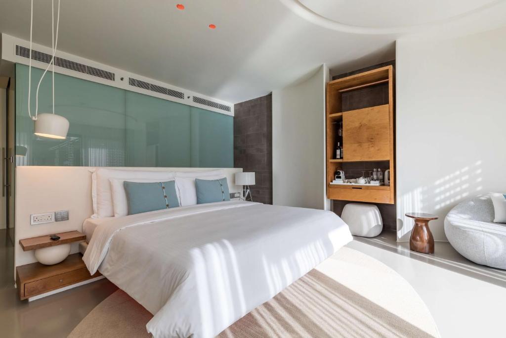 Postel nebo postele na pokoji v ubytování Nikki Beach Resort & Spa Dubai