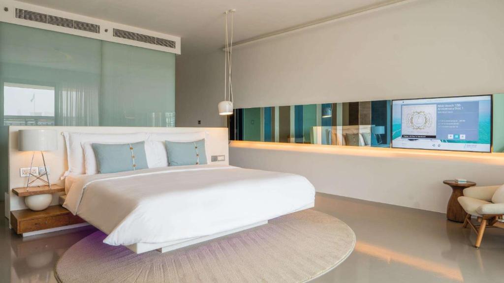 Postel nebo postele na pokoji v ubytování Nikki Beach Resort & Spa Dubai