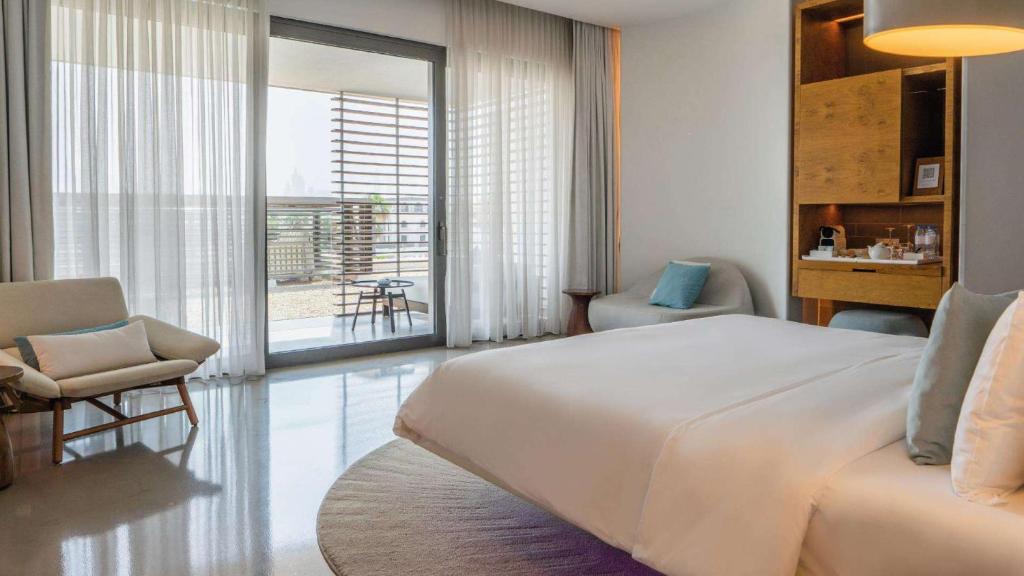 Postel nebo postele na pokoji v ubytování Nikki Beach Resort & Spa Dubai
