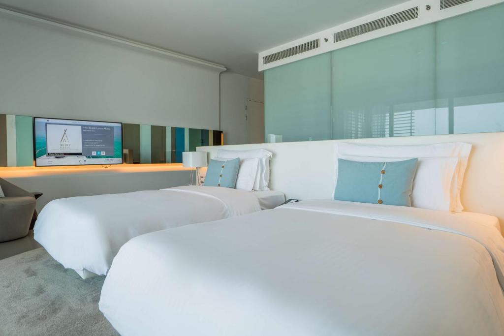 Postel nebo postele na pokoji v ubytování Nikki Beach Resort & Spa Dubai