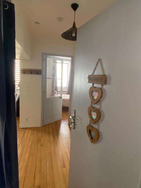 une chambre avec une porte et un panneau qui dit félicitations dans l'établissement Appartements centre-ville, à Bagnères-de-Bigorre
