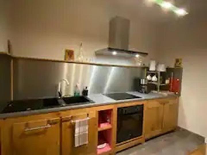 eine Küche mit Spüle und Herd in der Unterkunft Appartements centre-ville in Bagnères-de-Bigorre