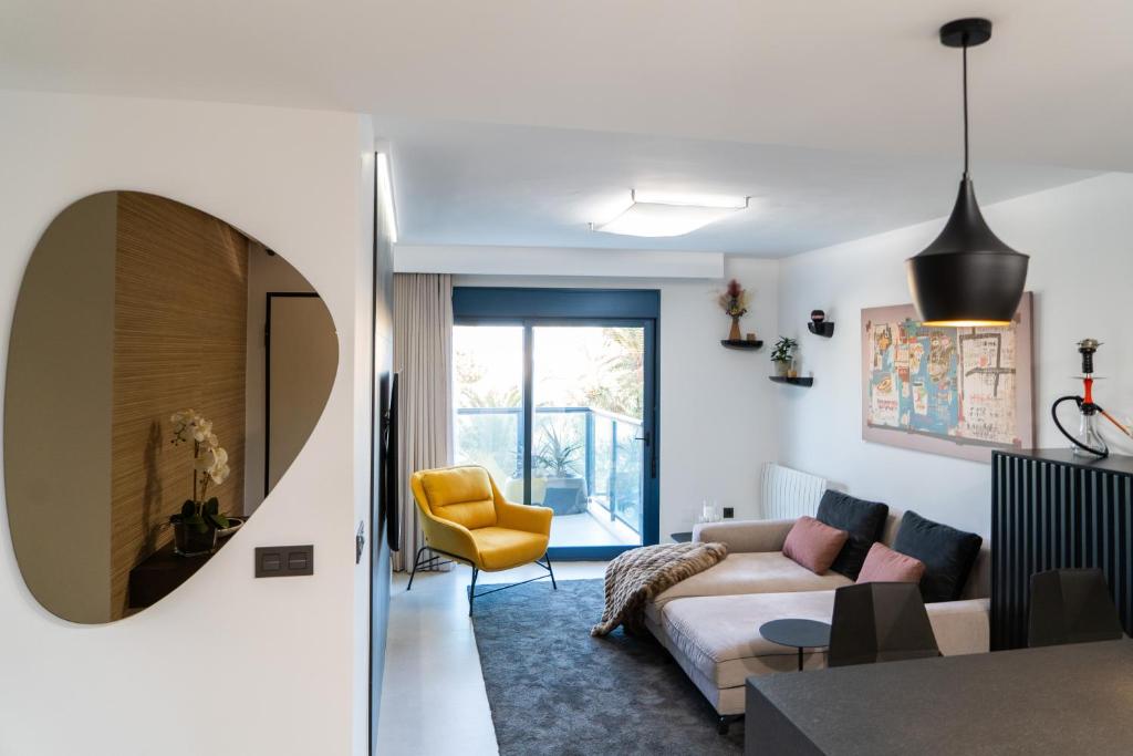 un salon avec un canapé et une table dans l'établissement Luxury apartment at Torrevieja Beach, à Torrevieja