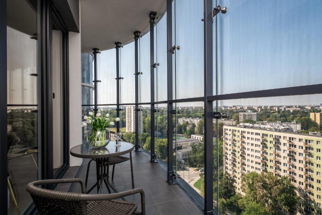 Balkón alebo terasa v ubytovaní Kasprzaka 29 Bliska Wola Tower By Perfect Apart