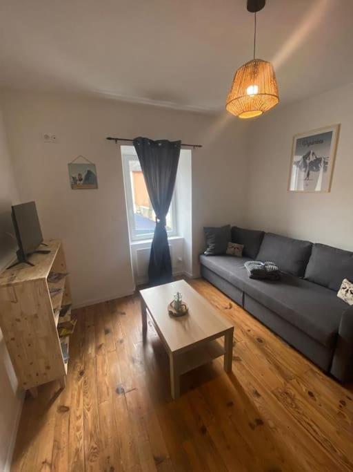 un salon avec un canapé et une table basse dans l'établissement Grand Studio à 3 min du centre-ville, à Bagnères-de-Bigorre