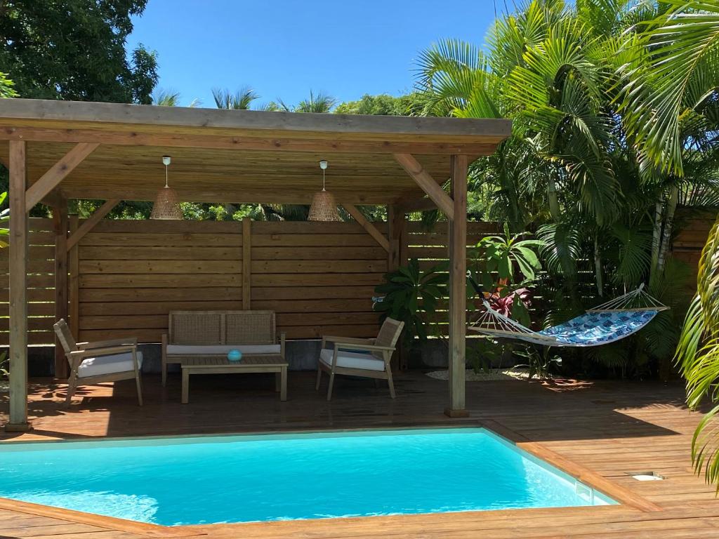 Bazén v ubytování Villa bleu karaïbes nebo v jeho okolí