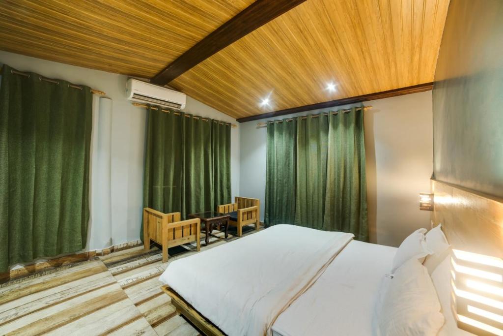 Hill Top Swiss Cottage - Standard King Room