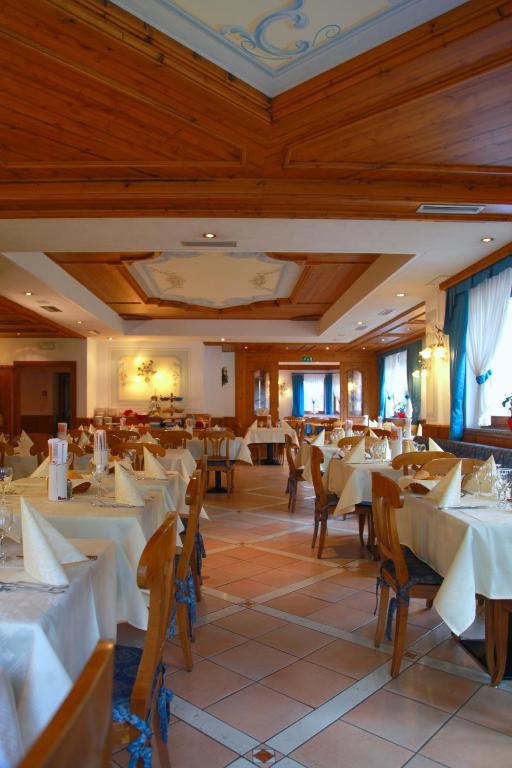 A restaurant or other place to eat at Sport Hotel Stella Alpina