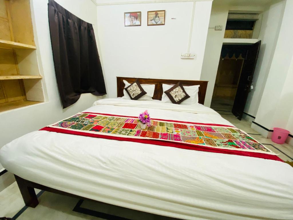 Tempat tidur dalam kamar di Hotel Shahiraj Jaisalmer