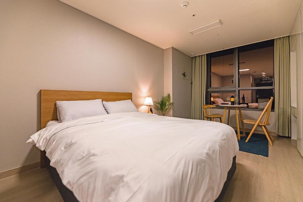 Postel nebo postele na pokoji v ubytování The Stay Songdo Hotel