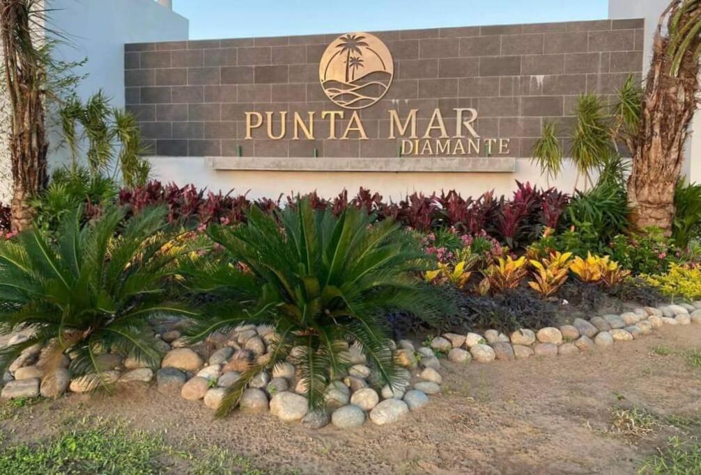 ein Schild für den Eingang zu einem Pina Marina mit Pflanzen in der Unterkunft Casa María in Gallinero