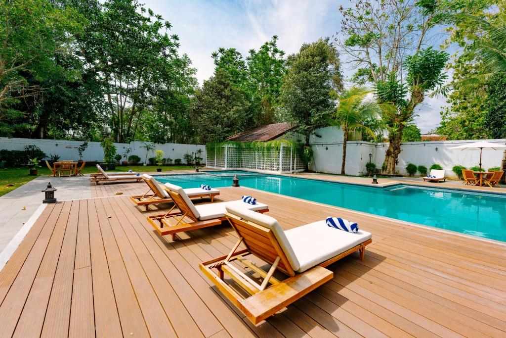 Bazén v ubytování Grand Diamond Hotel Yogyakarta nebo v jeho okolí
