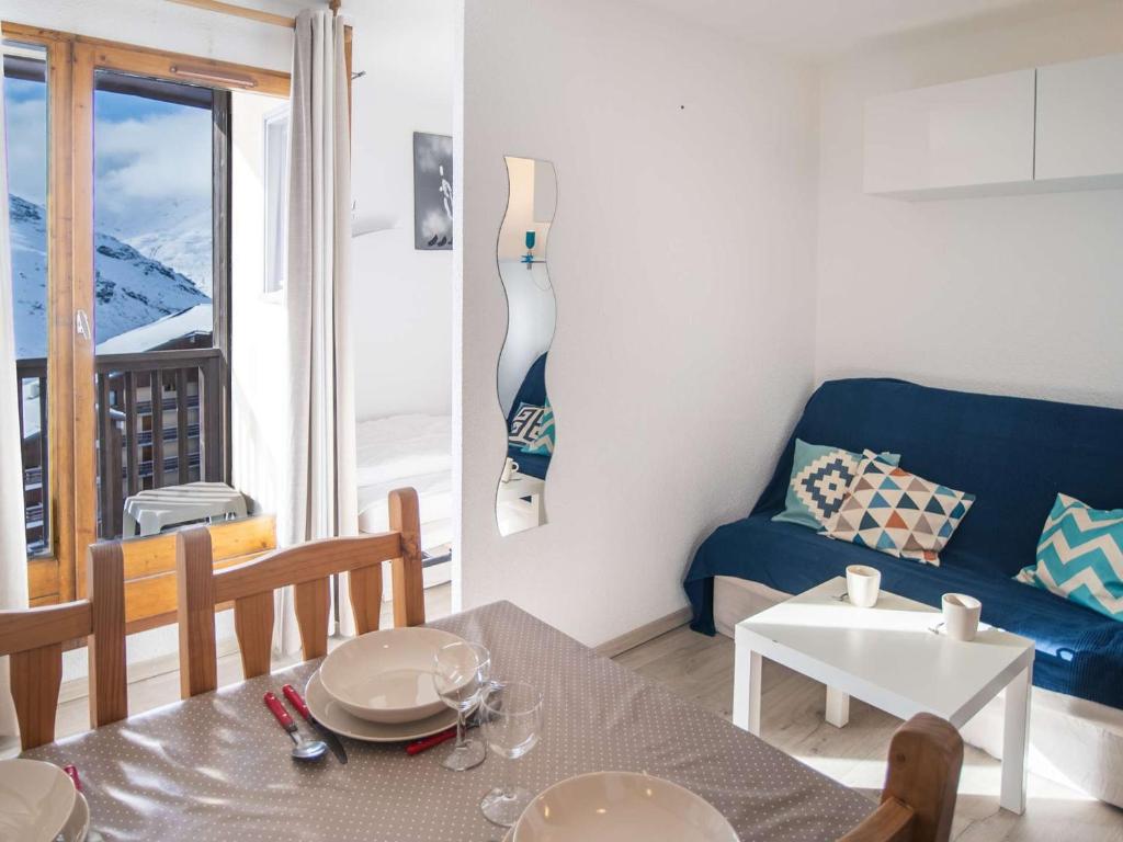 un salon avec une table et un canapé bleu dans l'établissement Appartement cosy 4 pers, Val Thorens, proche commerces et pistes - FR-1-637-67, à Val Thorens