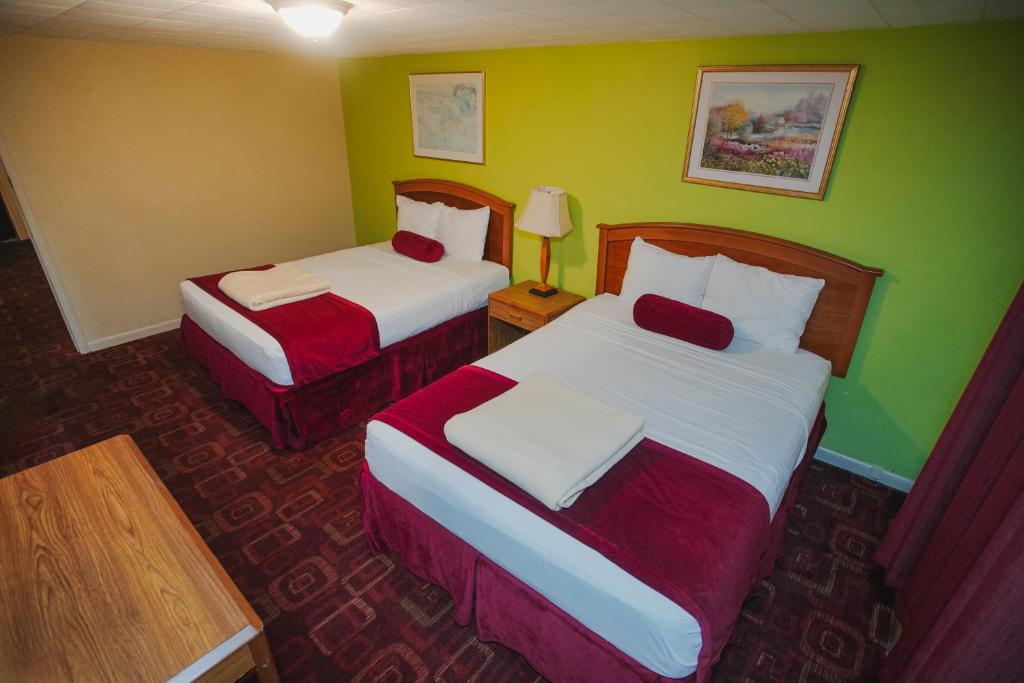 Postel nebo postele na pokoji v ubytování Falls View Inn