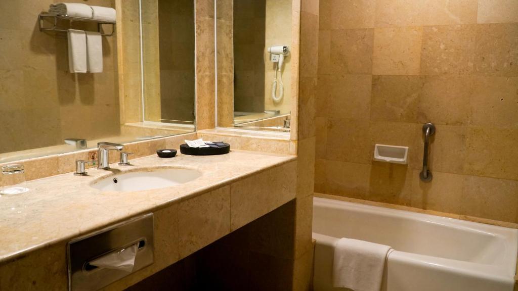 Koupelna v ubytování Grand Diamond Hotel Yogyakarta