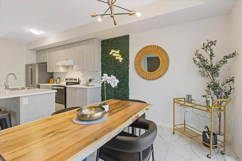 Una cocina y un comedor con una mesa de madera. en NEW- Falls Serenity Sanctuary, en Thorold