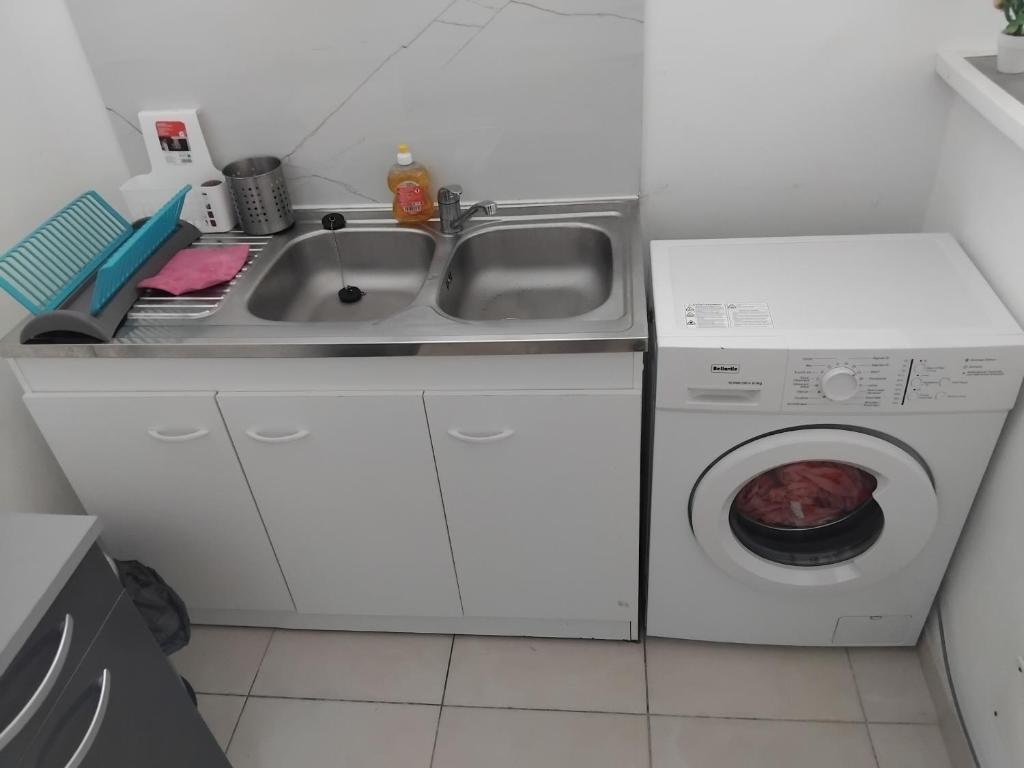 Kuchyň nebo kuchyňský kout v ubytování Abricotier à cinq minutes des plages
