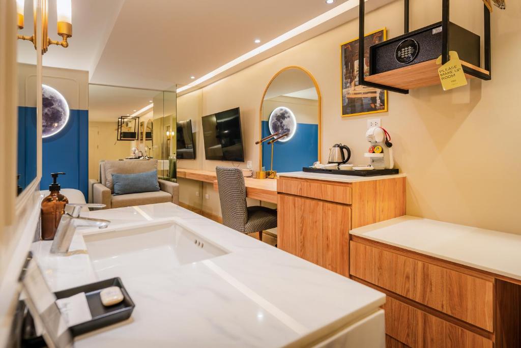 
Deluxe Double or Twin Room (No Window)
