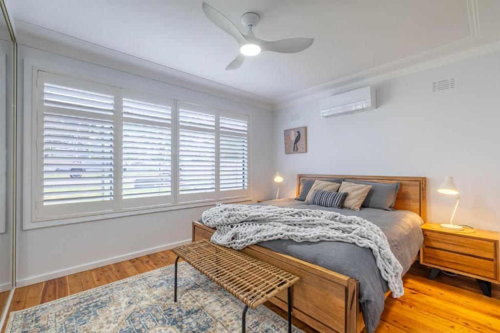 Ένα ή περισσότερα κρεβάτια σε δωμάτιο στο Seaesta at Little Beach, 72 Achilles Street