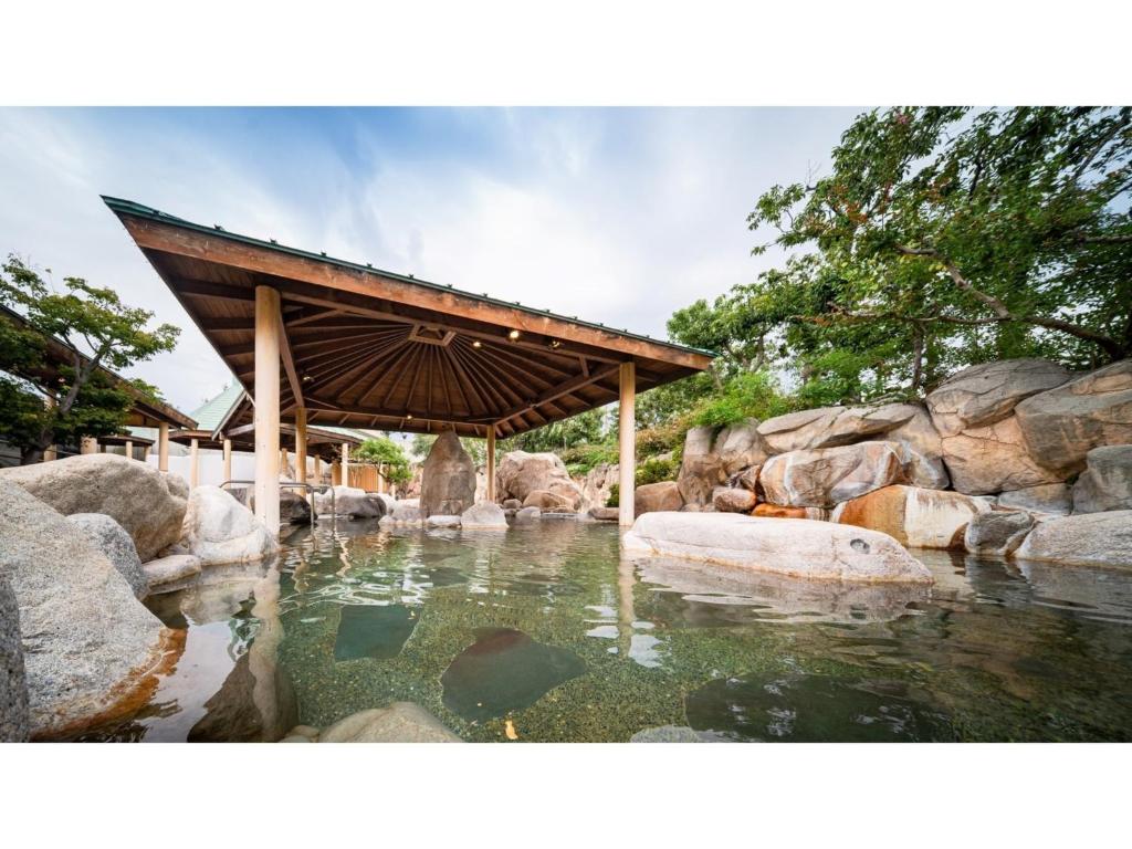 TobeにあるKutsurogi no Yado Juraku - Vacation STAY 03513vの橋と岩の水のプール