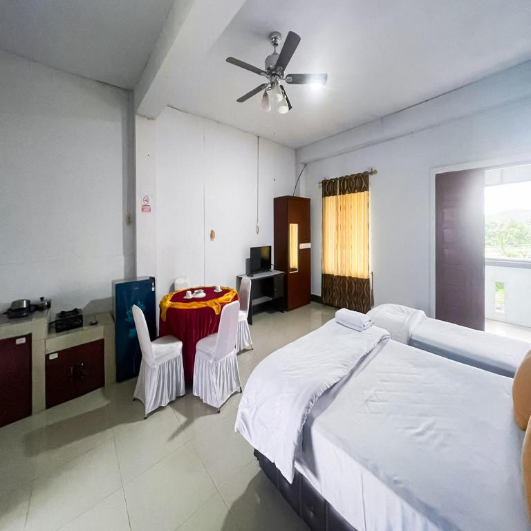 RedDoorz near Salib Kasih Tarutung - Familiekamer