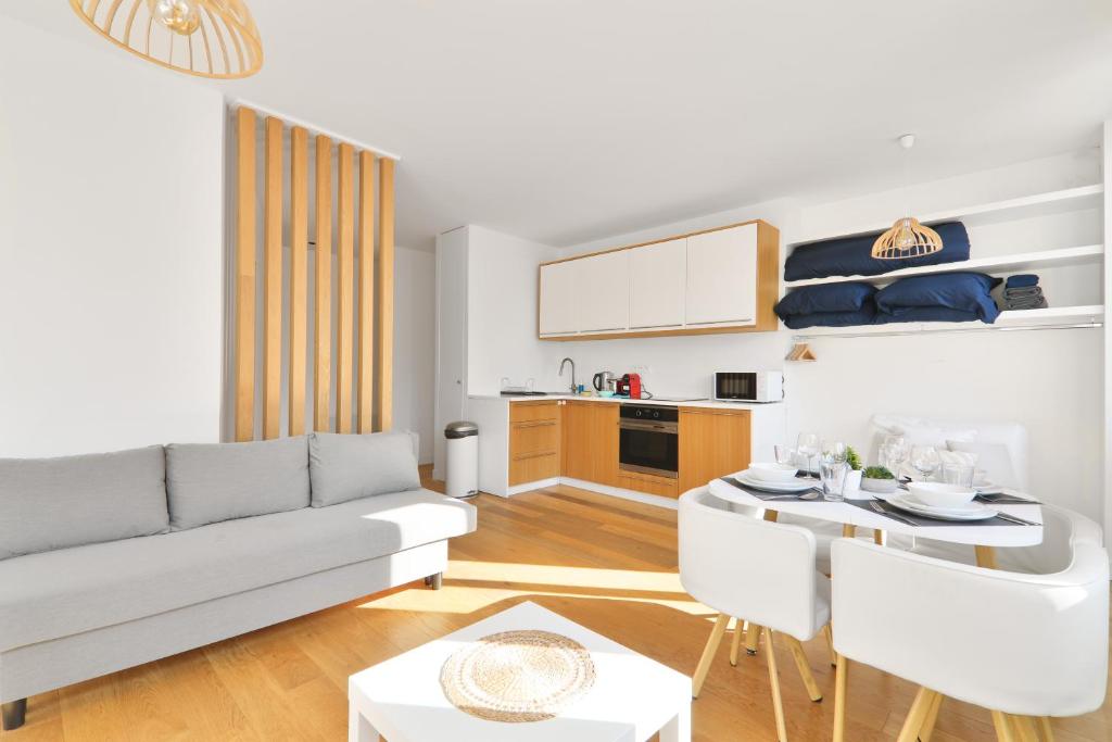 un salon avec un canapé et une table dans l'établissement Studio Quartier Saint Michel Notre Dame Free Netflix, à Paris