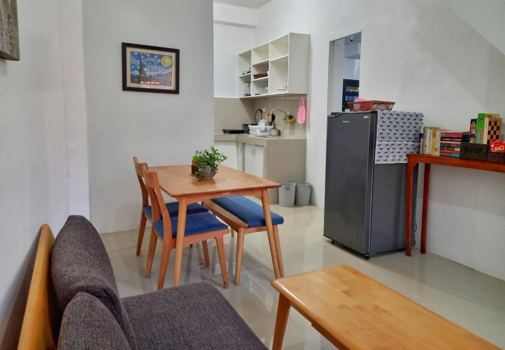 een kleine keuken met een tafel en een koelkast bij Ann's Guesthouse in Butuan