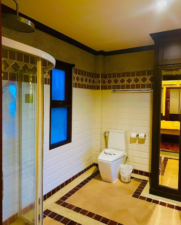 ein Badezimmer mit Toilette und Dusche in der Unterkunft Salad Buri Resort- SHA Extra Plus in Salad Beach