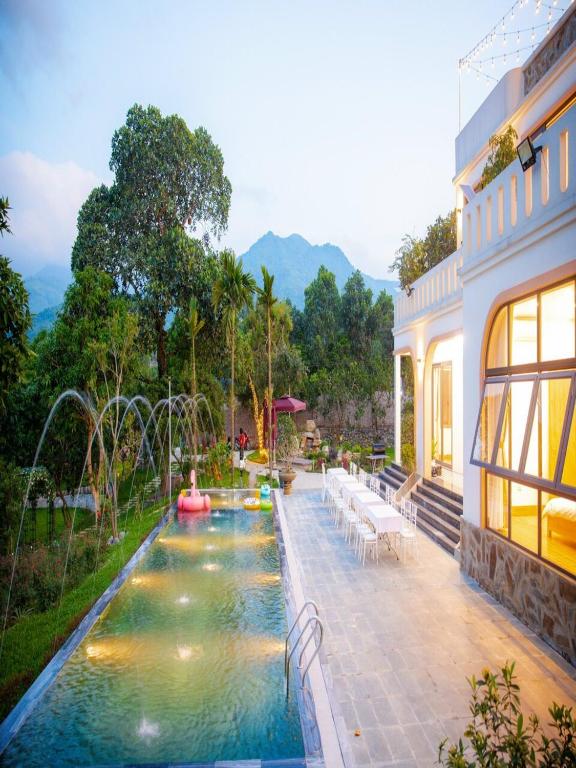 a swimming pool in the middle of a house at Villa 6 Phòng ngủ - Đầy đủ tiện ích - bể bơi - bàn bi a - Hoà Bình in Luong Son