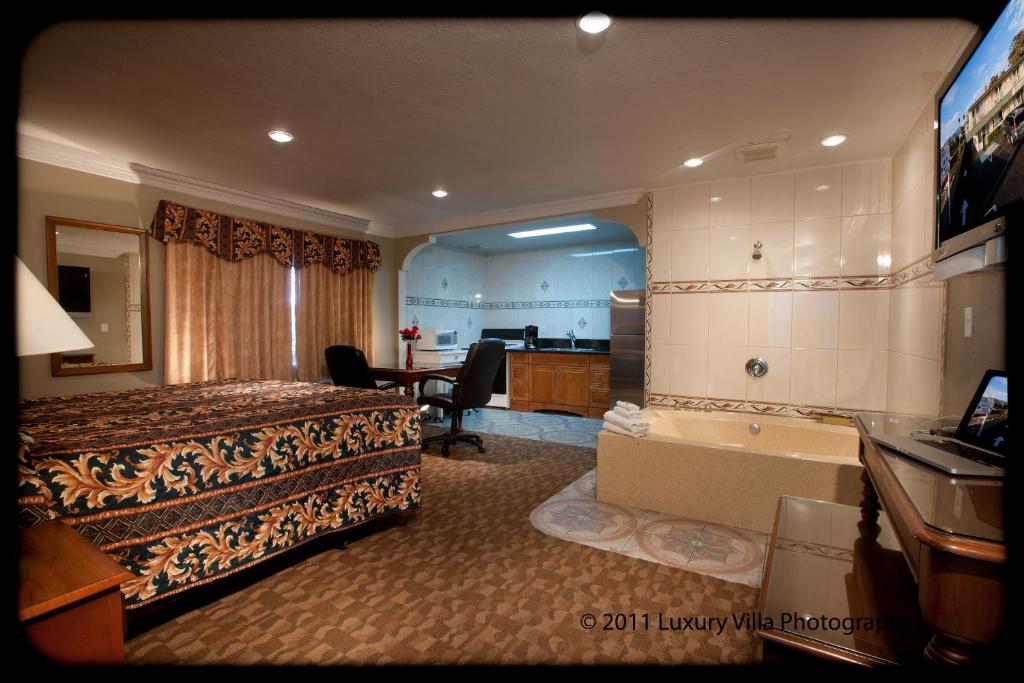 Crystal Lodge Motel - 