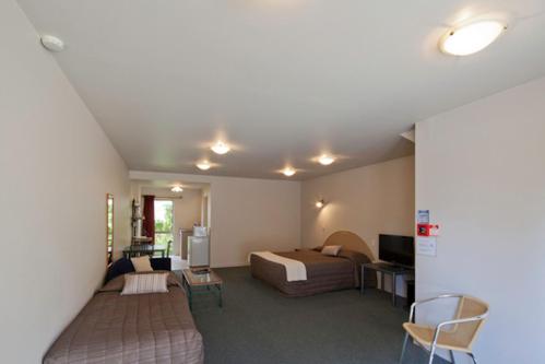 Postel nebo postele na pokoji v ubytování Lake Point Motel