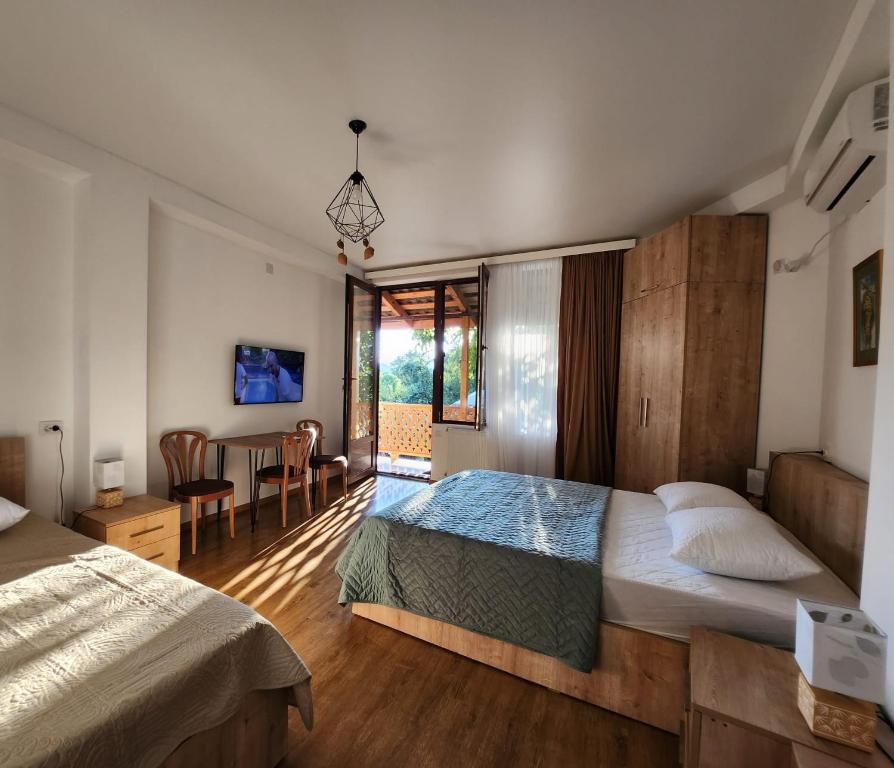 Postel nebo postele na pokoji v ubytování Lomtadze Family Wine Hotel