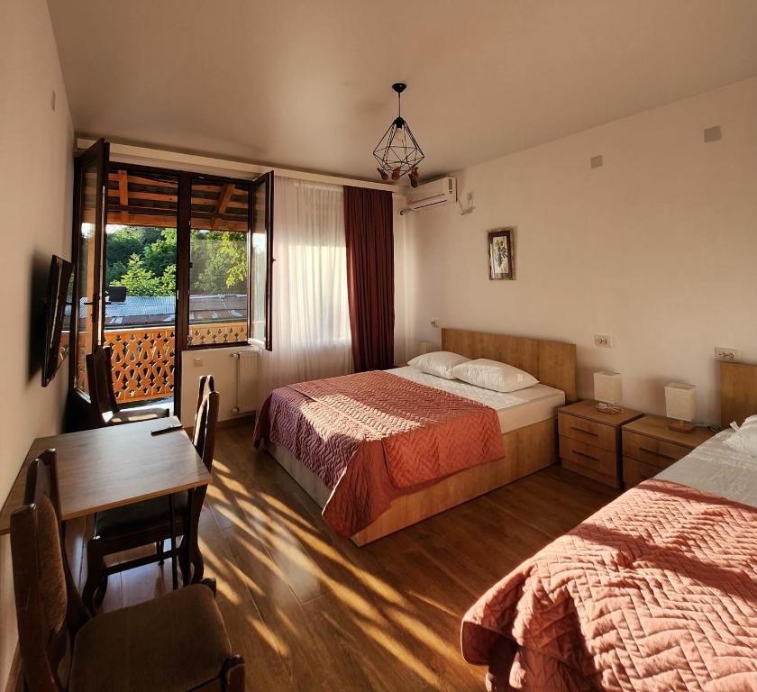 Postel nebo postele na pokoji v ubytování Lomtadze Family Wine Hotel