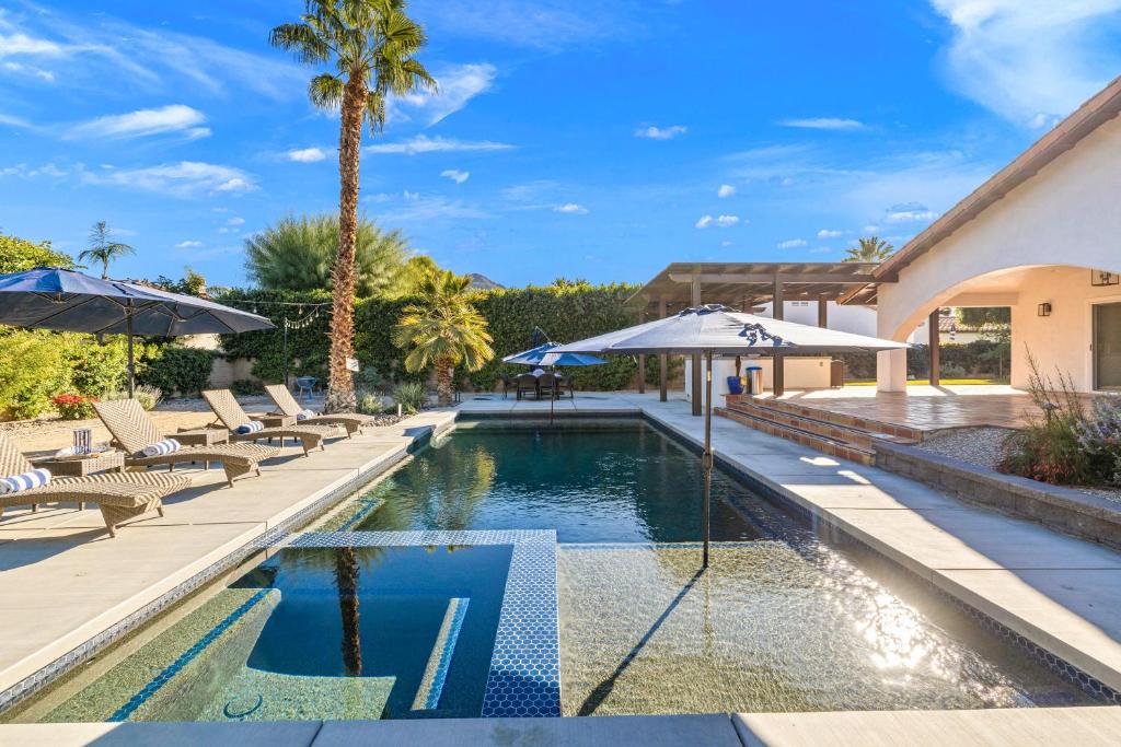Kolam renang di atau dekat dengan Casa Paloma by VARE PoolSpa BBQ Fire-Pit HUGE yard
