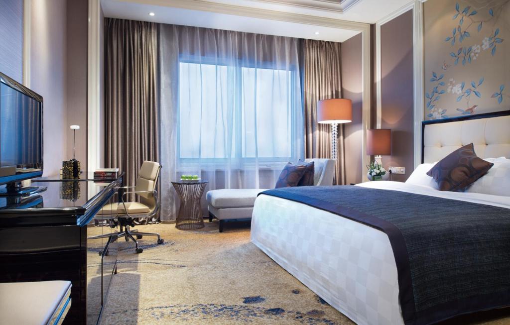 Postel nebo postele na pokoji v ubytování Ramada Plaza Tianlu Hotel