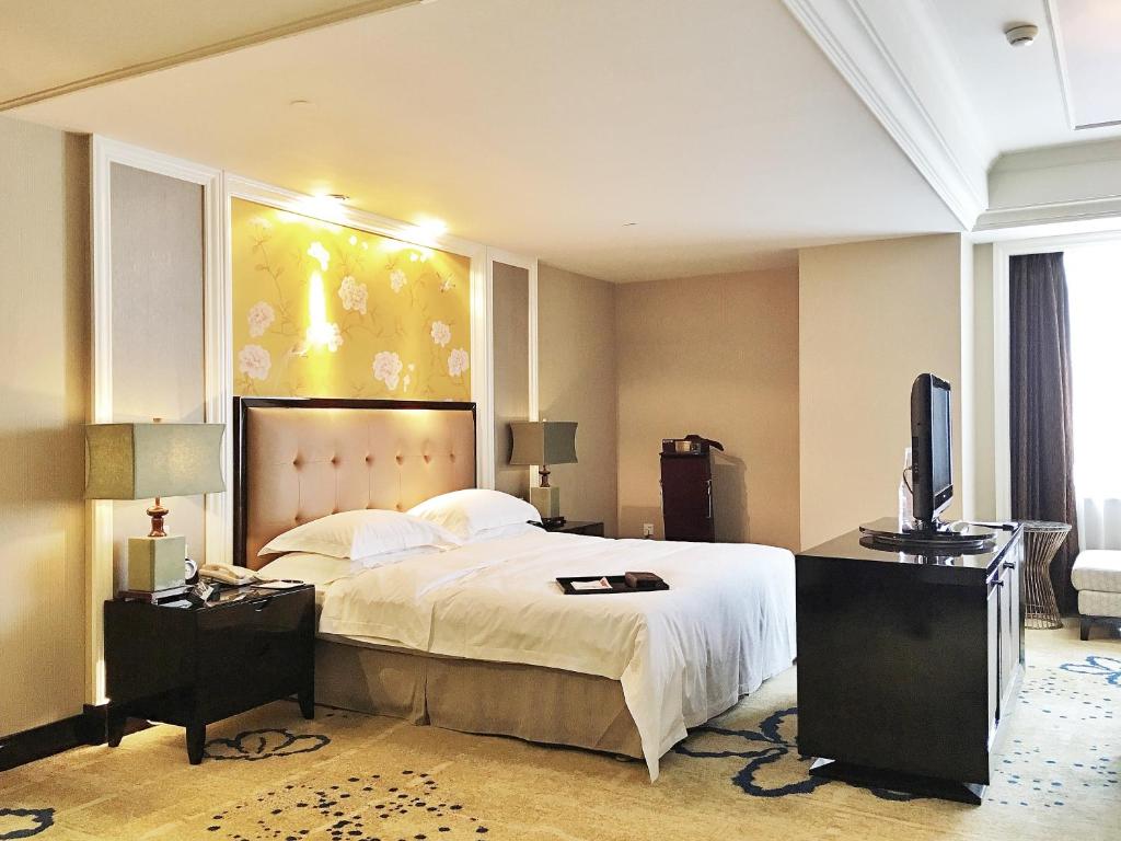 Postel nebo postele na pokoji v ubytování Ramada Plaza Tianlu Hotel