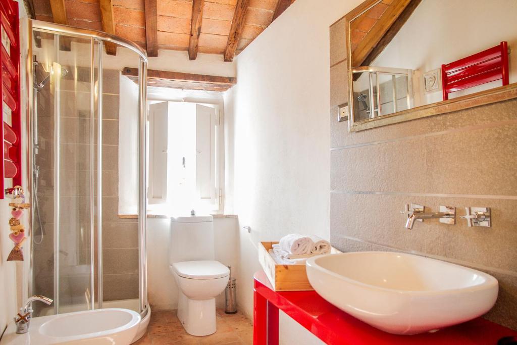 Koupelna v ubytování Romantic & Charming appartamento in centro storico Cuore di Toscana