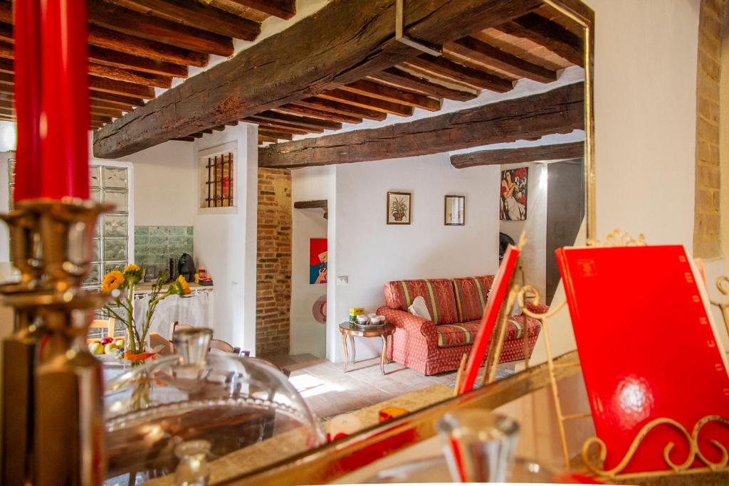 Posezení v ubytování Romantic & Charming appartamento in centro storico Cuore di Toscana