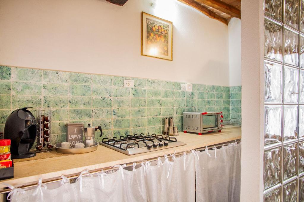 Kuchyň nebo kuchyňský kout v ubytování Romantic & Charming appartamento in centro storico Cuore di Toscana