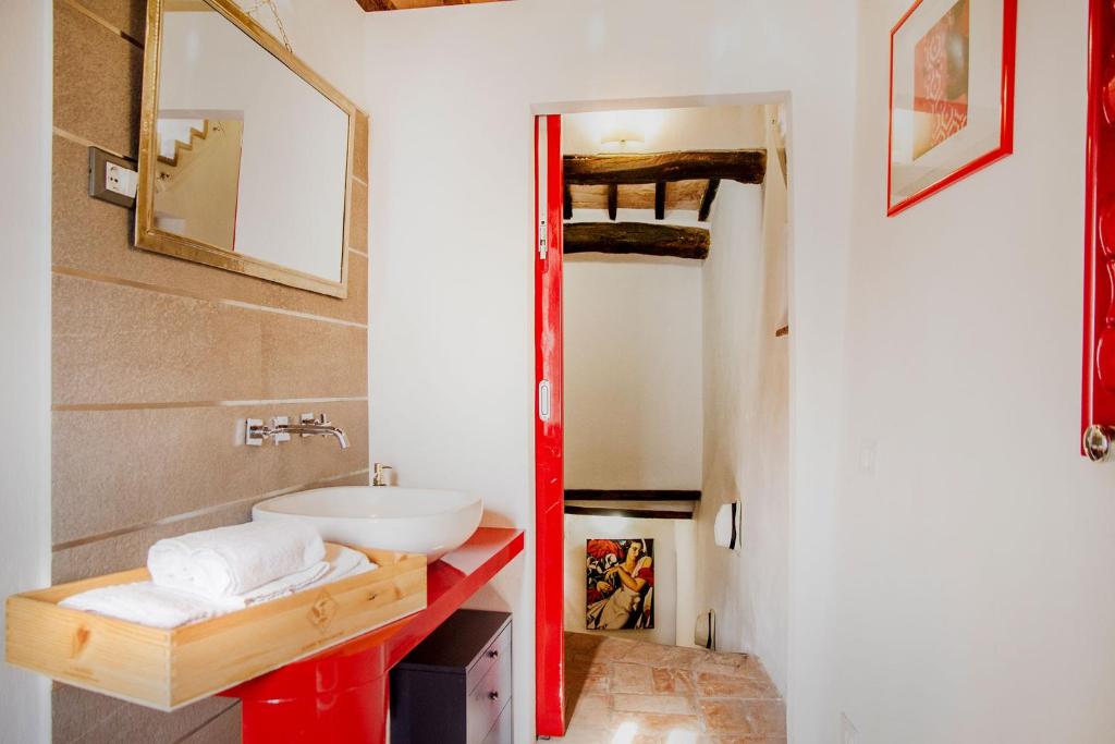 Koupelna v ubytování Romantic & Charming appartamento in centro storico Cuore di Toscana