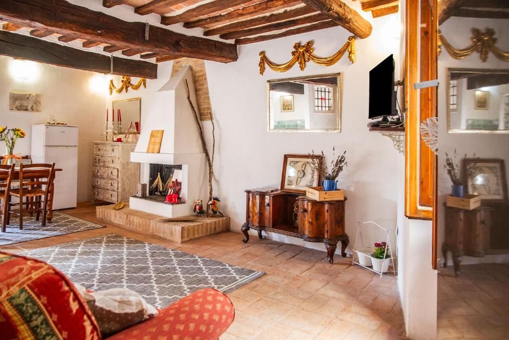 TV a/nebo společenská místnost v ubytování Romantic & Charming appartamento in centro storico Cuore di Toscana